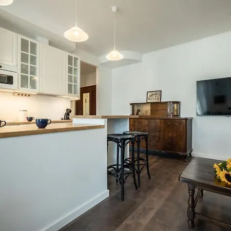 Modern & Quiet Royal Apartment *